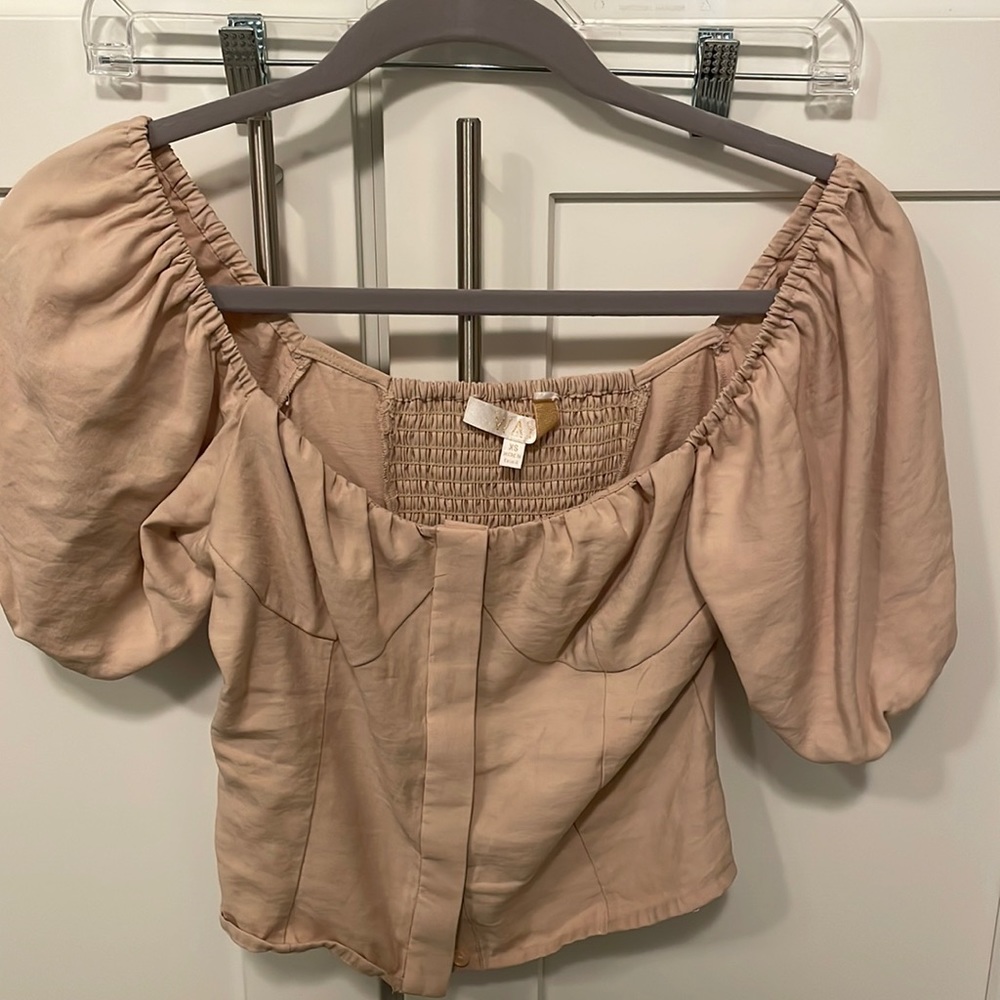 Puff sleeved cropped button up, corset look around the chest!